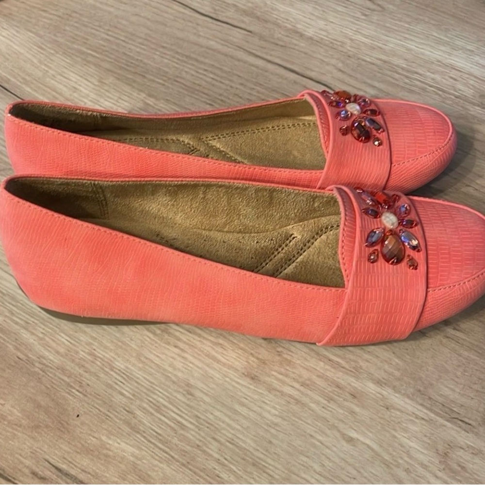 Naturalizer Slip On Flats Loafers Coral Embellished 7.5 - Picture 2 of 7